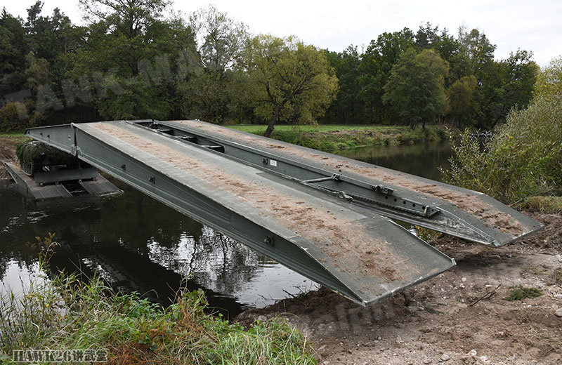 德军精锐重装部队演习如何跨越河流障碍坦克架桥车上演接力赛