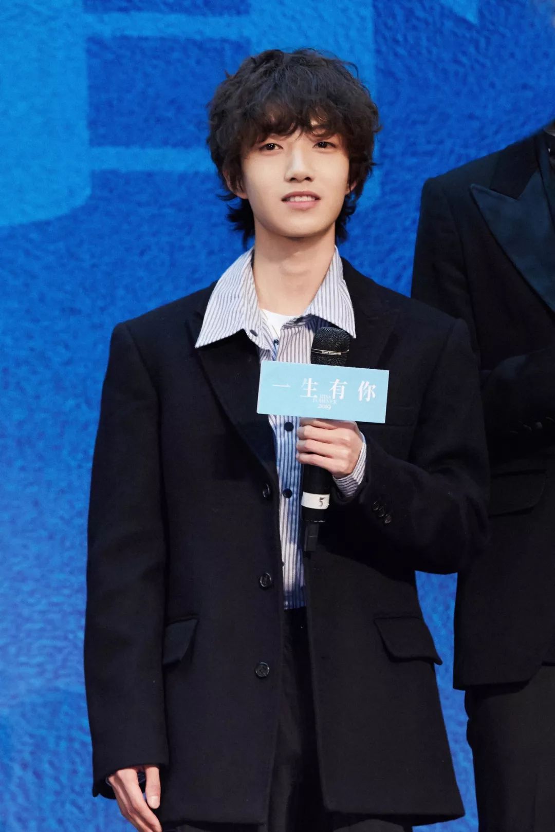 电影《一生有你》首映 吕绍聪表演鼻子吹口琴__凤凰网