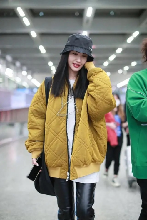 机场街拍典范李菲儿最新照曝光 潮人保暖范儿只服她