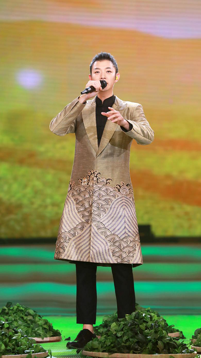 王宏伟飚男高音秀惊人唱功,刘力扬演绎"电音版"《南泥湾》