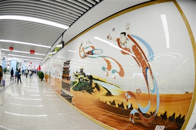 西关地铁站位于中山路与张掖路交叉处,车站呈一字形设置于主干道下方