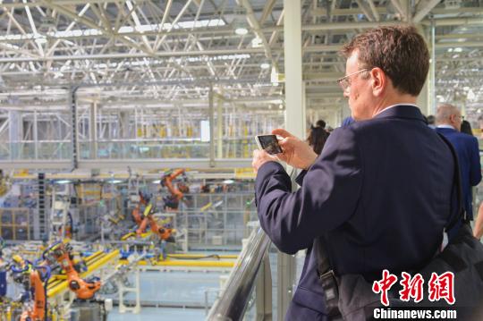 中德<em>美媒体</em>团在广州参观新能源汽车工厂