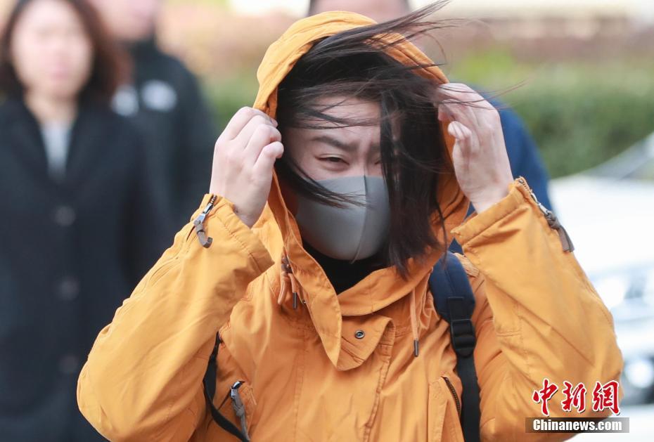 当天,受寒潮和大风天气影响,北京气温出现大幅下降.