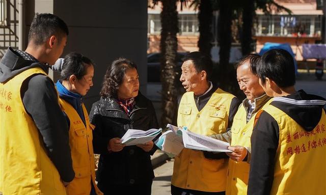 11月14日,在南京仙林街道仙林新村小区,仙林街道党工委书记孙金娣(左