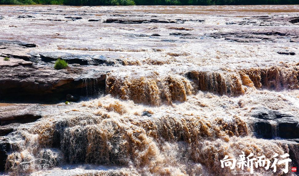 的壶口瀑布,奔腾蜿蜒,彰显天朝上国之宏伟气度,是中华大地始源的力量