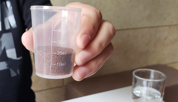 之后,取大约50ml水,加入海藻之中,均匀搅拌