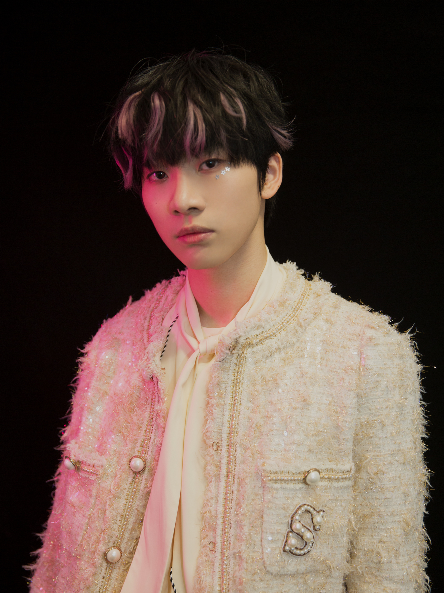 连淮伟初到见面会圆满结束 炫酷舞台开启灿烂星途