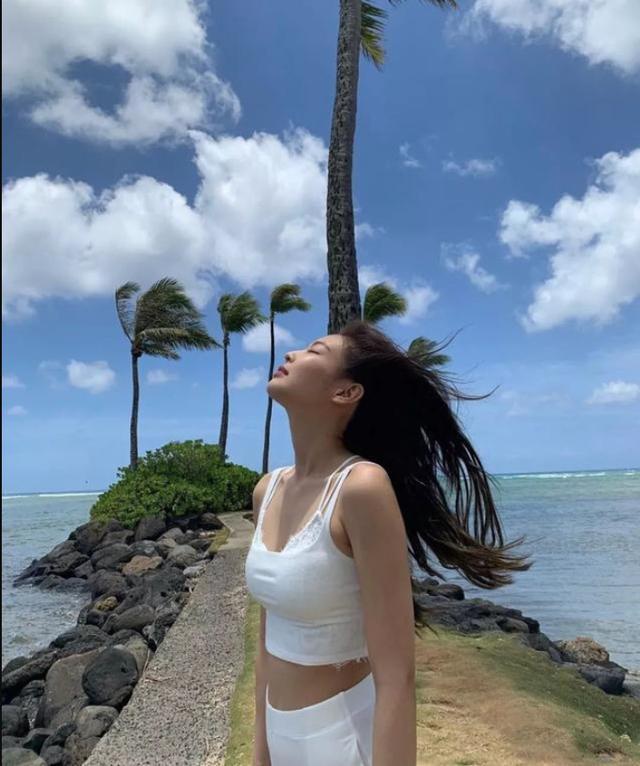 韩国女星jennie成"拍照教科书",非一眼美女也能可爱又自然