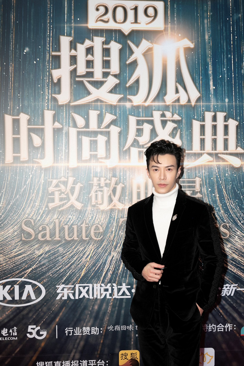 王冠逸质感西装亮相 简约儒雅诠释独特魅力