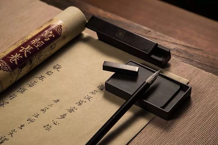 明代政治家,诗人于谦有一首诗专写读书的妙处:书卷多情似故人,晨昏忧