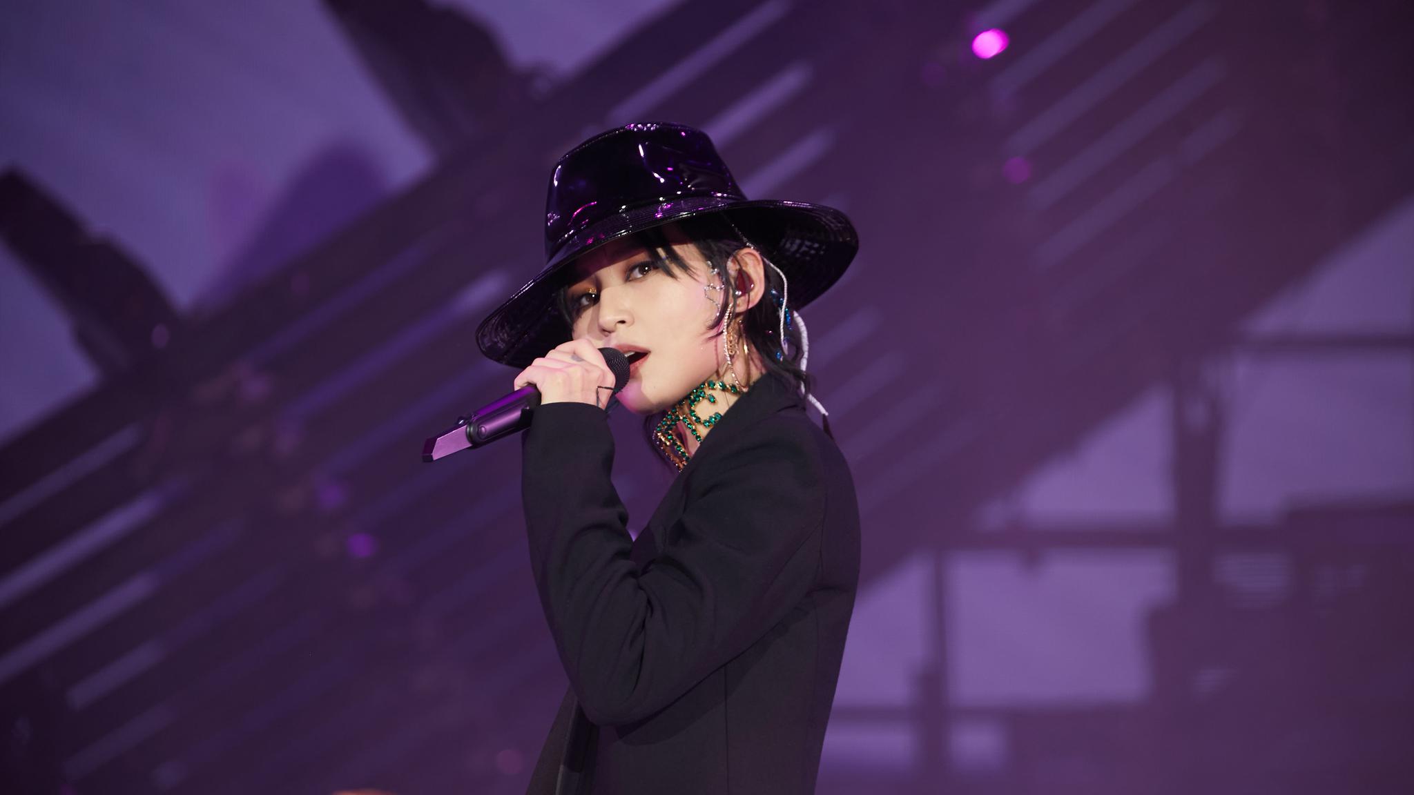 周笔畅高台开唱大秀蝴蝶骨 身穿半透明红裙破巡演造型尺度