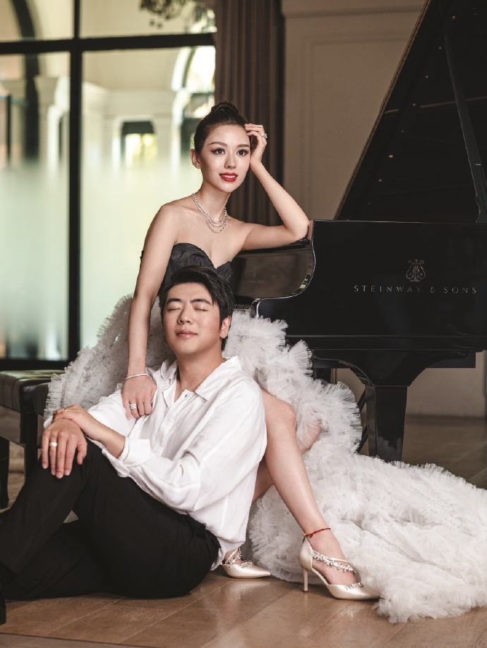 郎朗夫妇婚后首次合体出镜 二人玩泡泡弹钢琴甜蜜满分__凤凰网