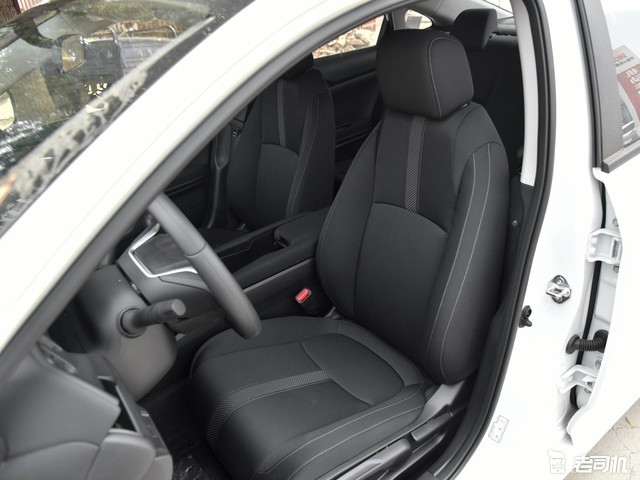 思域的织物座椅舒适度一般,前排座椅既无电动调节也无加热功能,过于