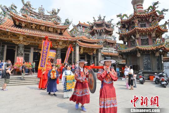 七巷天后宮身穿明代命婦品服麒麟袍的軟身媽祖神像參訪臺中大甲鎮瀾宮