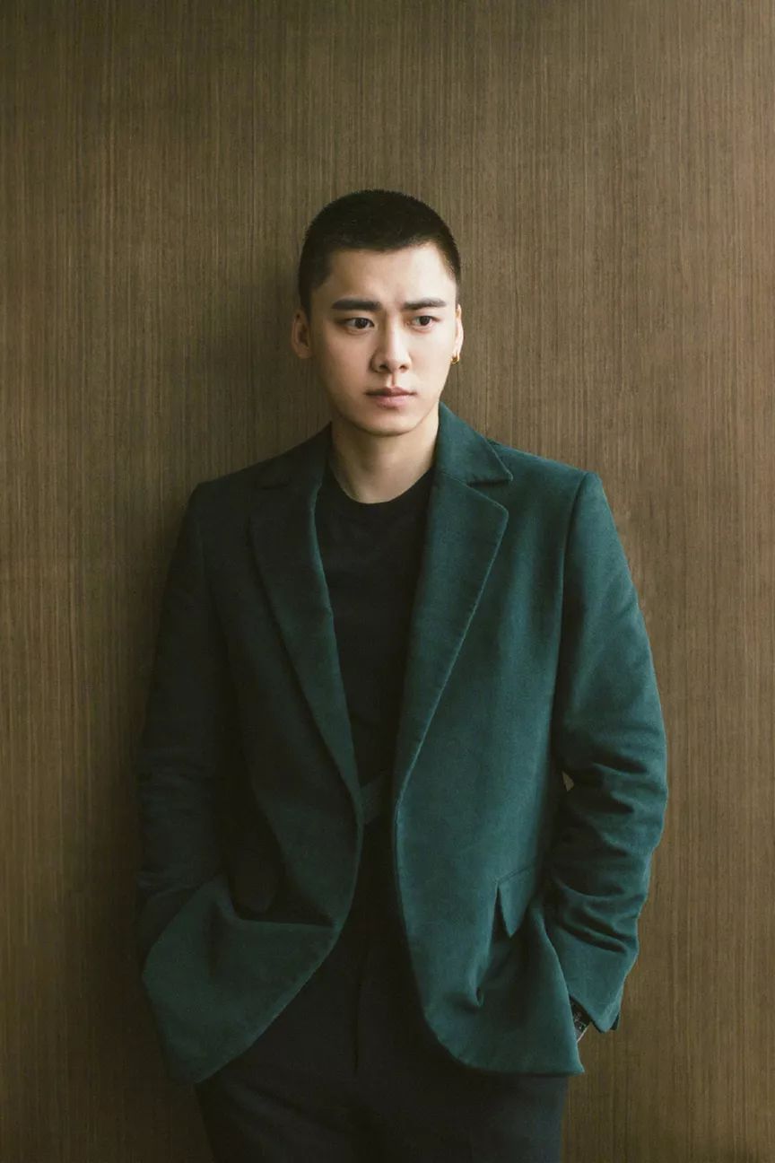 李易峰剃寸头后帅度不减穿墨绿西装英气浓眉大眼32岁仍像少年