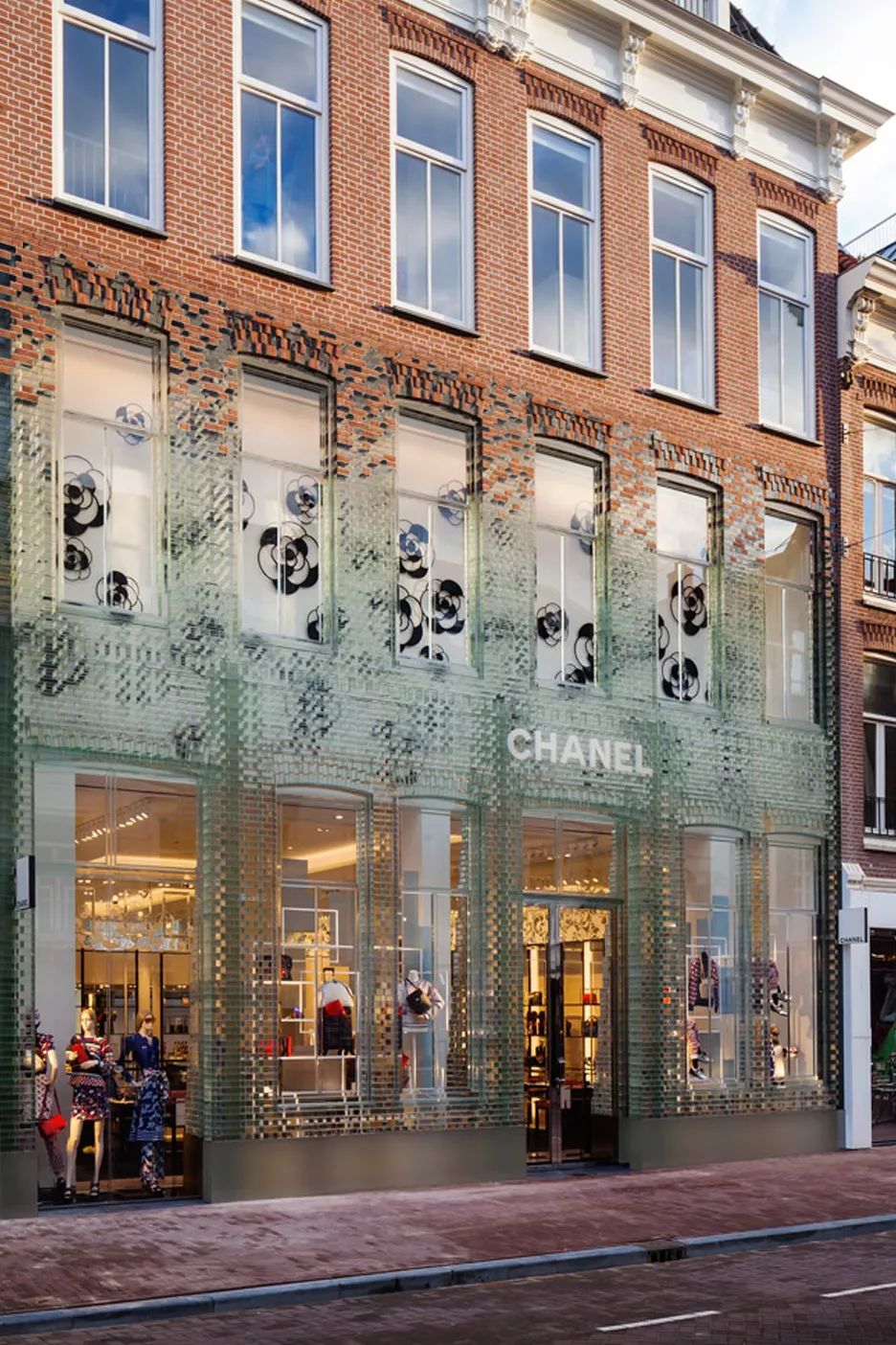 上图:开放不久的hermès门店,两层的玻璃砖立面升级全部通透 下图