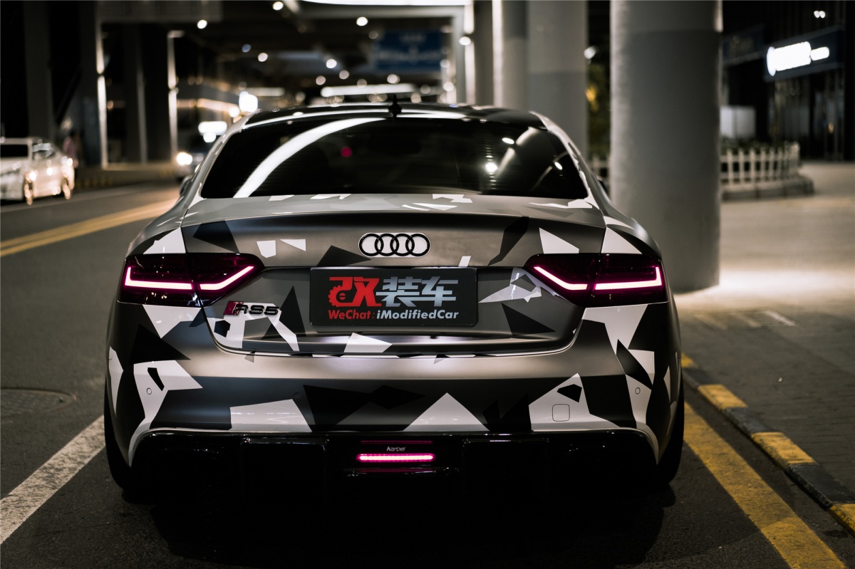 车头挂上小黄鸭车尾贴上迷彩拉花看着这辆奥迪s5真养眼