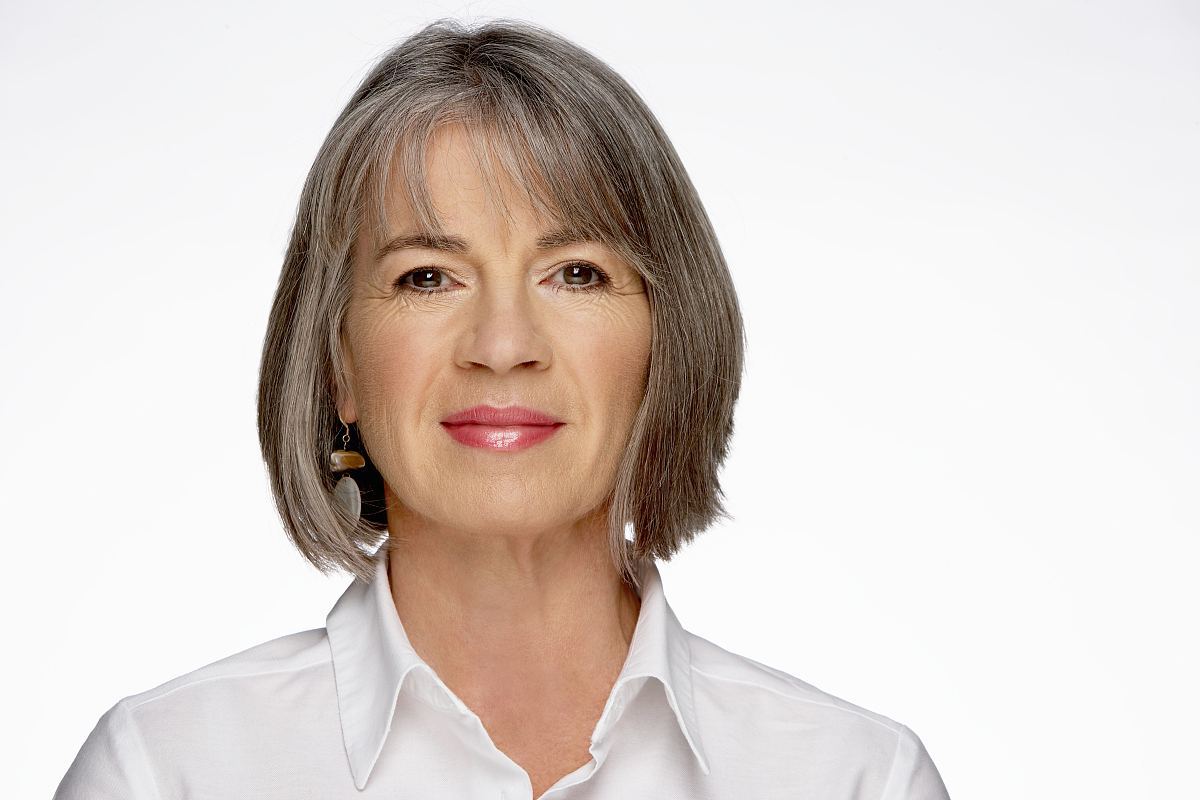 不少年轻人齐齐变白发,4个小方法或许能让头发变黑