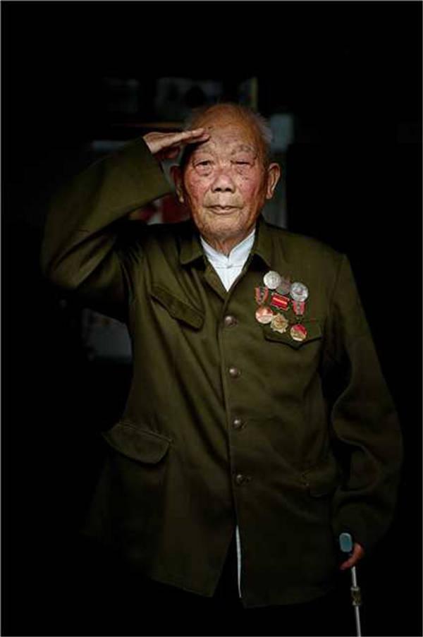 "人民功臣"甘厚美老人甘厚美的立功证书及毕业证书甘厚美的立功证书及