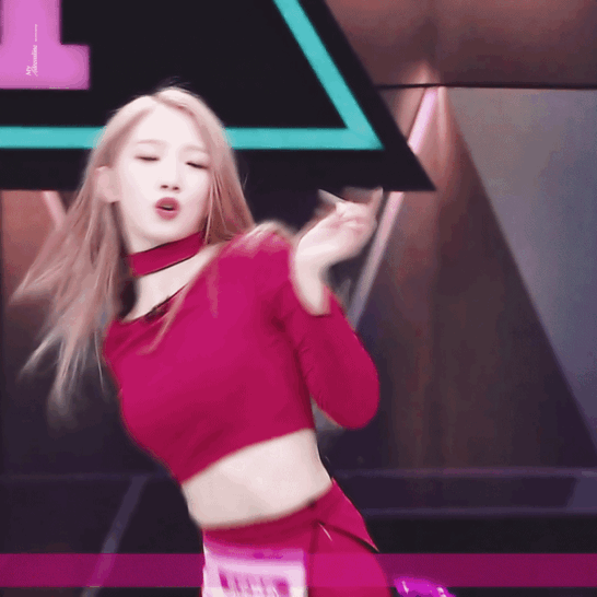 不同于爱豆圈里常见的甜美风,孟美岐一直有一种介乎御姐和少女之间的