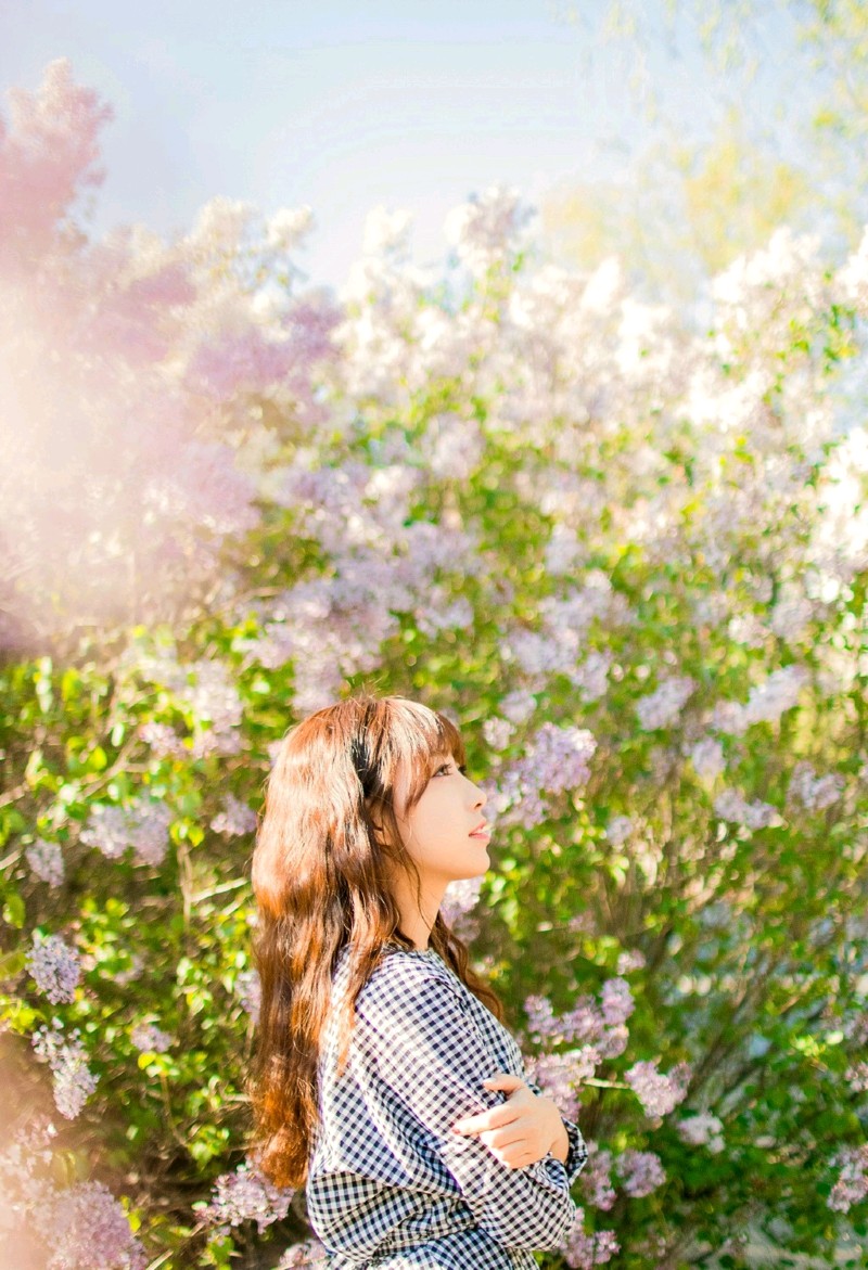 花海中的卷发文艺森系姑娘娇美怡人