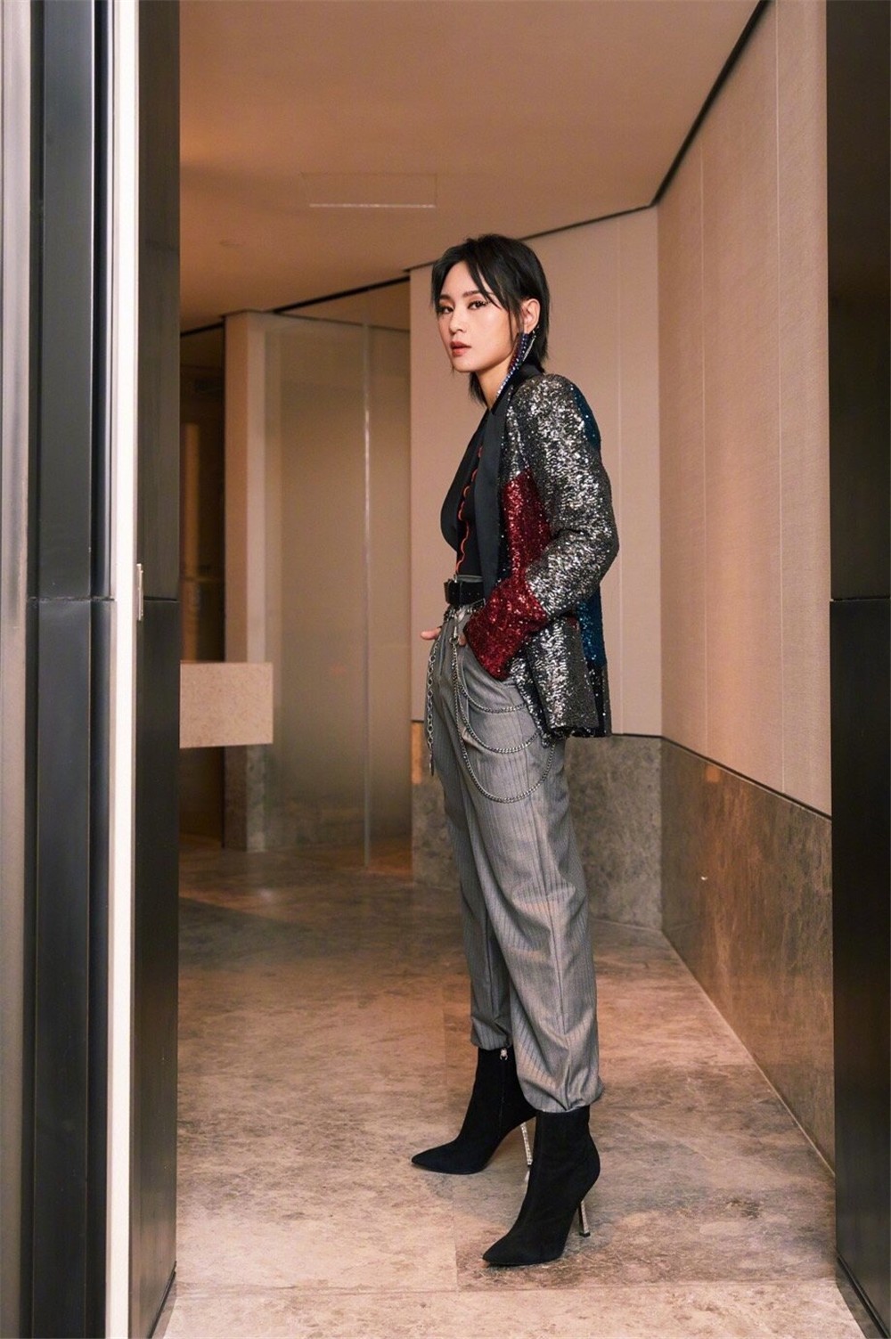 周笔畅钻石眼线别致抢眼,西装更是非常吸睛!