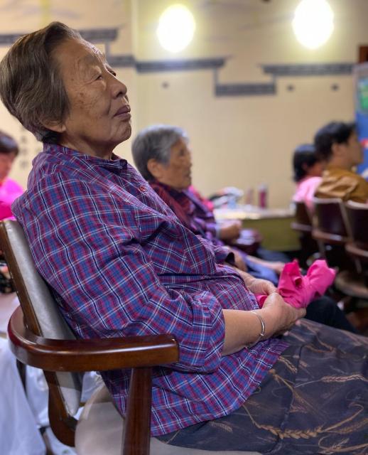 现场老人正在进行爱康力运动康复系统项目:体资评估