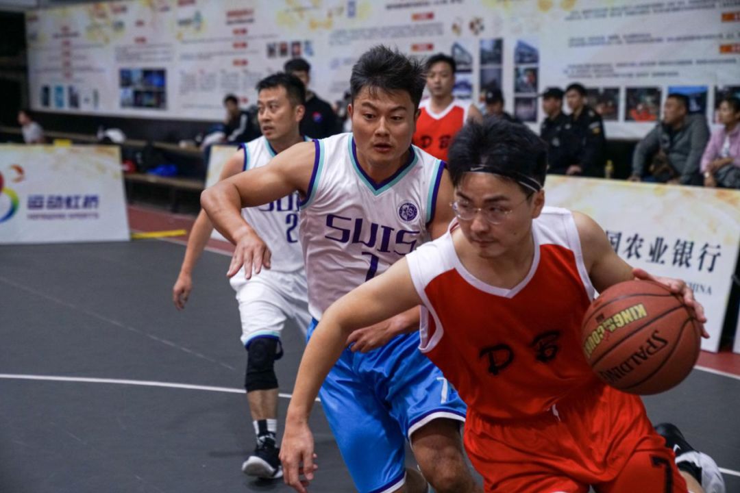 篮球邀请赛知名人士专访四德必易园王俊义德不孤必有邻将虹桥易园打造