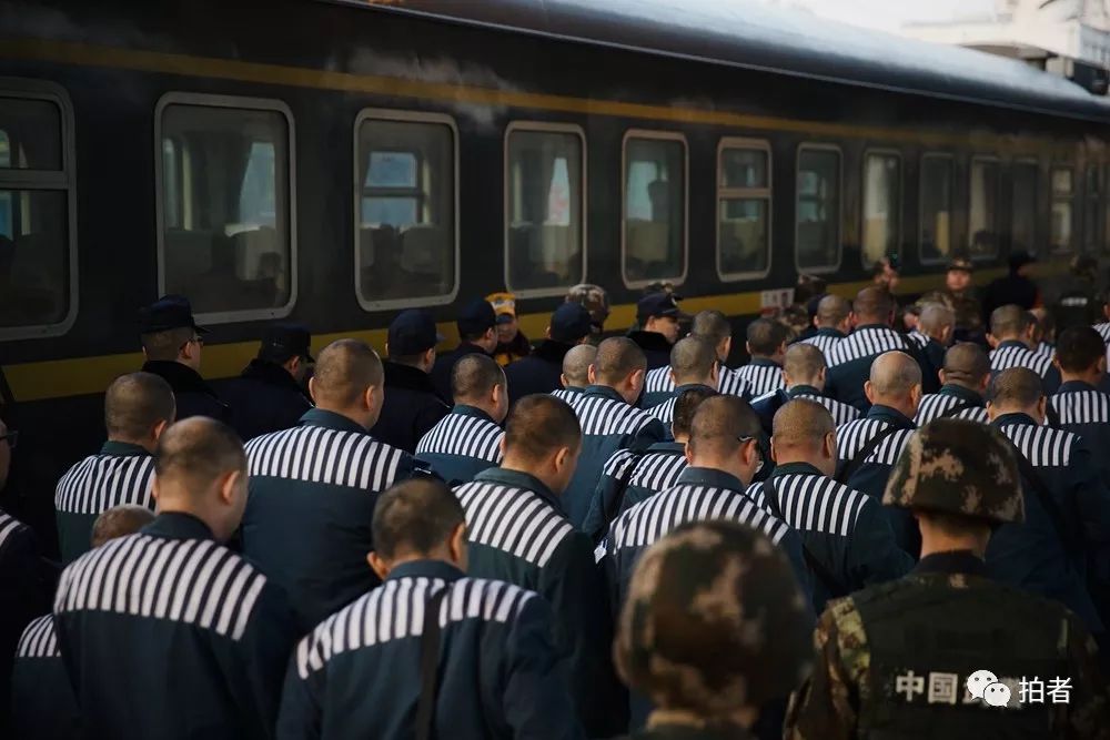 千里押运:绿皮火车上的"移动监狱"