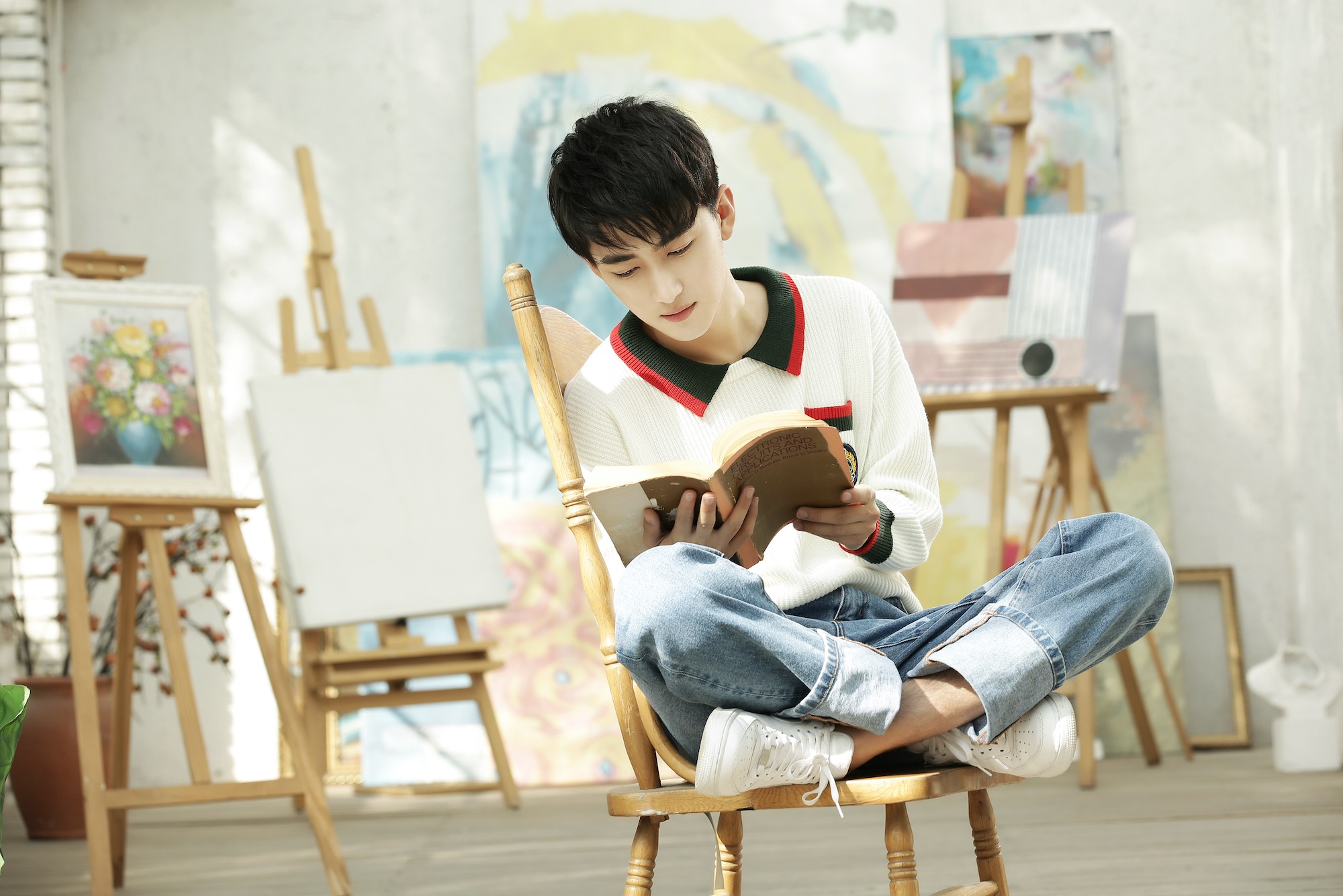 《满满喜欢你》中左岸的校服和白大褂,刘昱晗最新写真选景在了充满