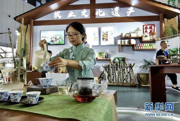 蒋丹在展示茶艺.新华网曹鹏摄