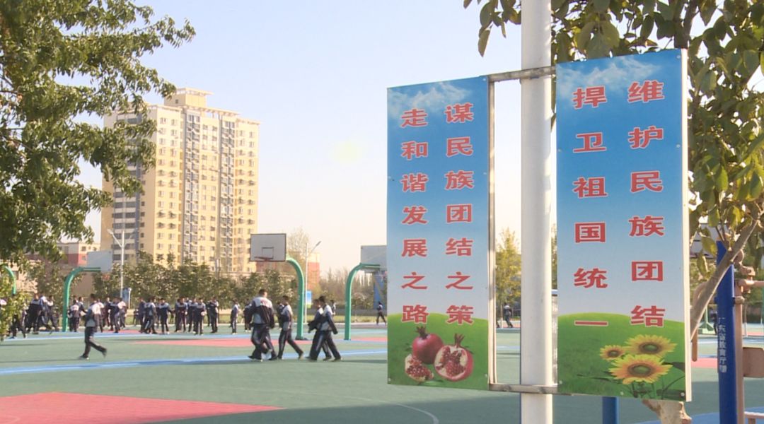 在哈密市第四中学第二课堂,中国传统文化的学习成了内初班学生们的新