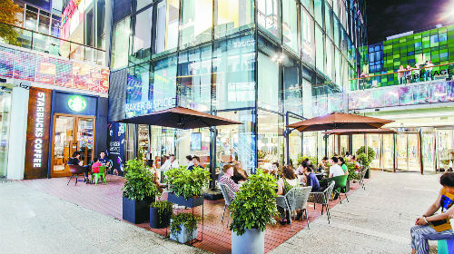 多商圈试点"外摆"为夜间消费聚人气__凤凰网