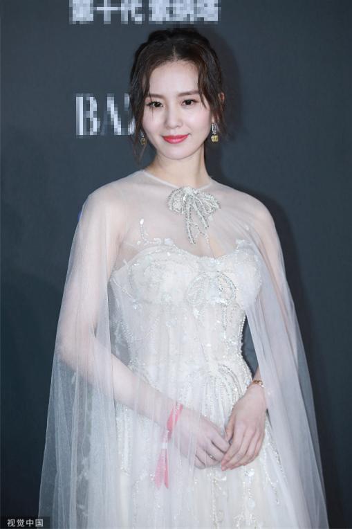 刘诗诗出席2019 bazaar明星慈善夜红毯,白色纱裙写真,仙气十足