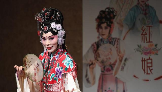 11月15日,台湾豫剧团演员谢文琪在彩排记者会上演出豫剧《红娘》片段.