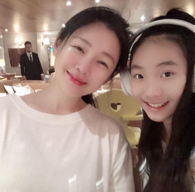 大s43岁生日家人齐聚:长姐罕见出镜 氛围温馨