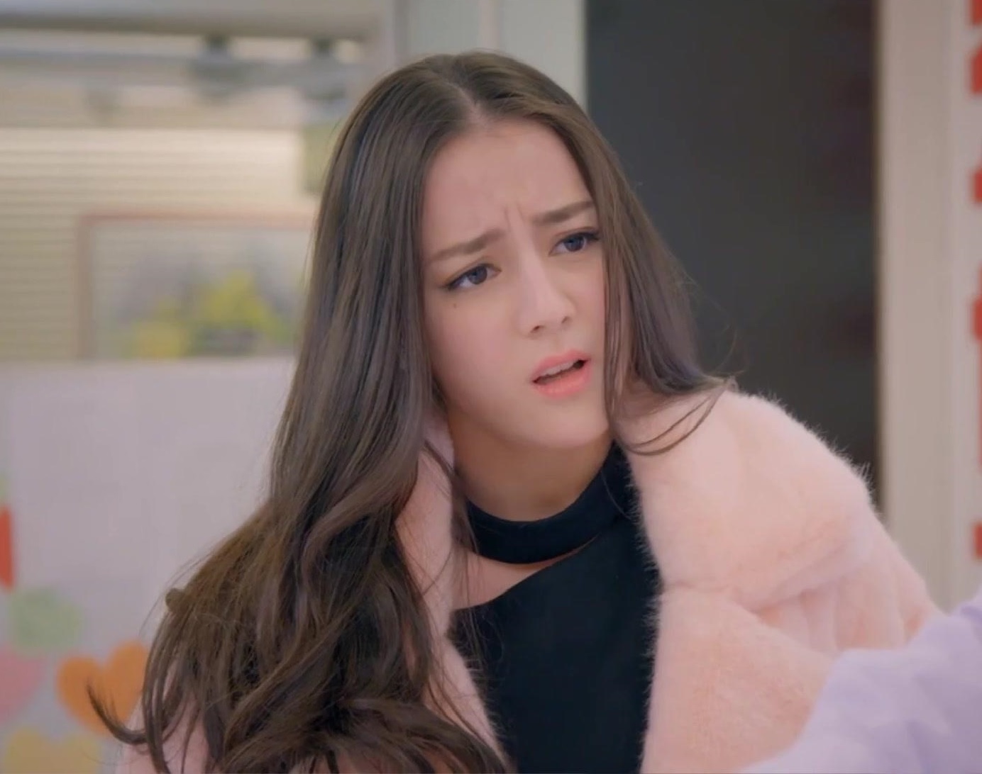 第6名:《不二神探》柳岩剧中饰演戴依依,刘金水同母异父的姐姐,有着