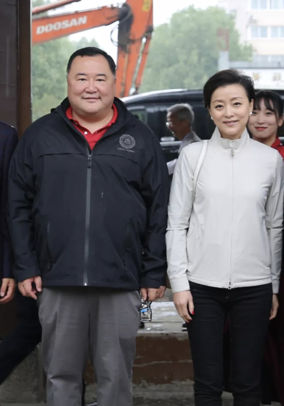 51岁央视前主持杨澜现身,总裁丈夫罕见陪同,体型大妻子足足两倍