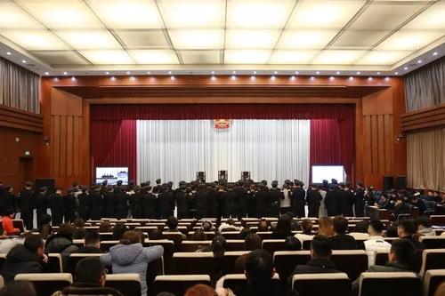 庭审现场在李根所的组织,领导下,侯海涛,张红雷,徐发庆等23人,通过