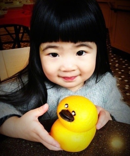 grace的中文名叫曹华恩,当初在节目中动不动就爱哭,和其他几个明星的