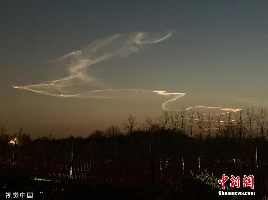 快舟火箭升空后北京上空现龙状航迹云