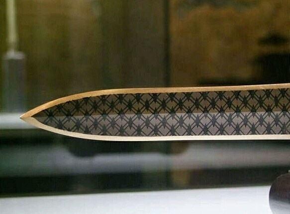 浅谈越王勾践剑身的菱形暗格纹技术