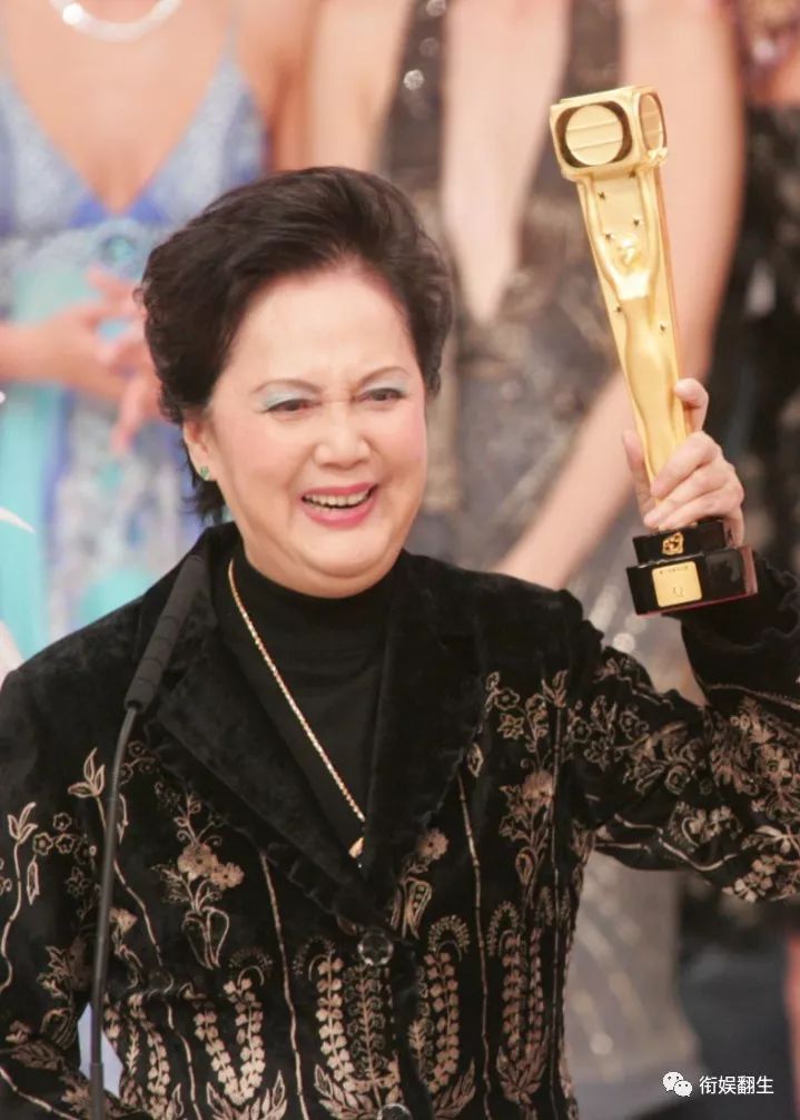 2005年,在邵逸夫和方逸华都在世时,夏萍在tvb年度台庆的万千星辉颁奖