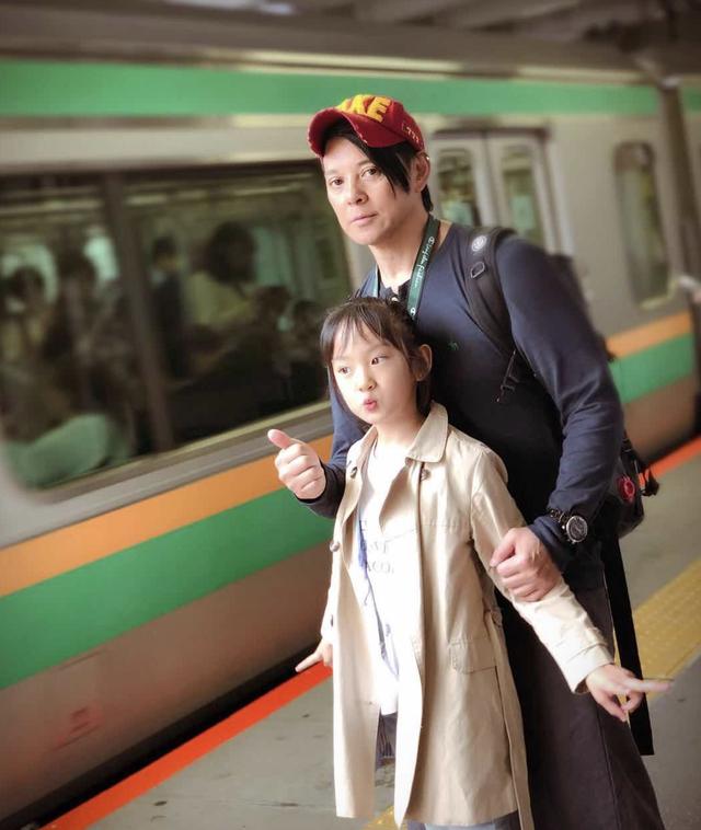 莫少聪晒女儿九宫格花样滑冰轻松拿金牌颜值不输洪欣女儿彤彤