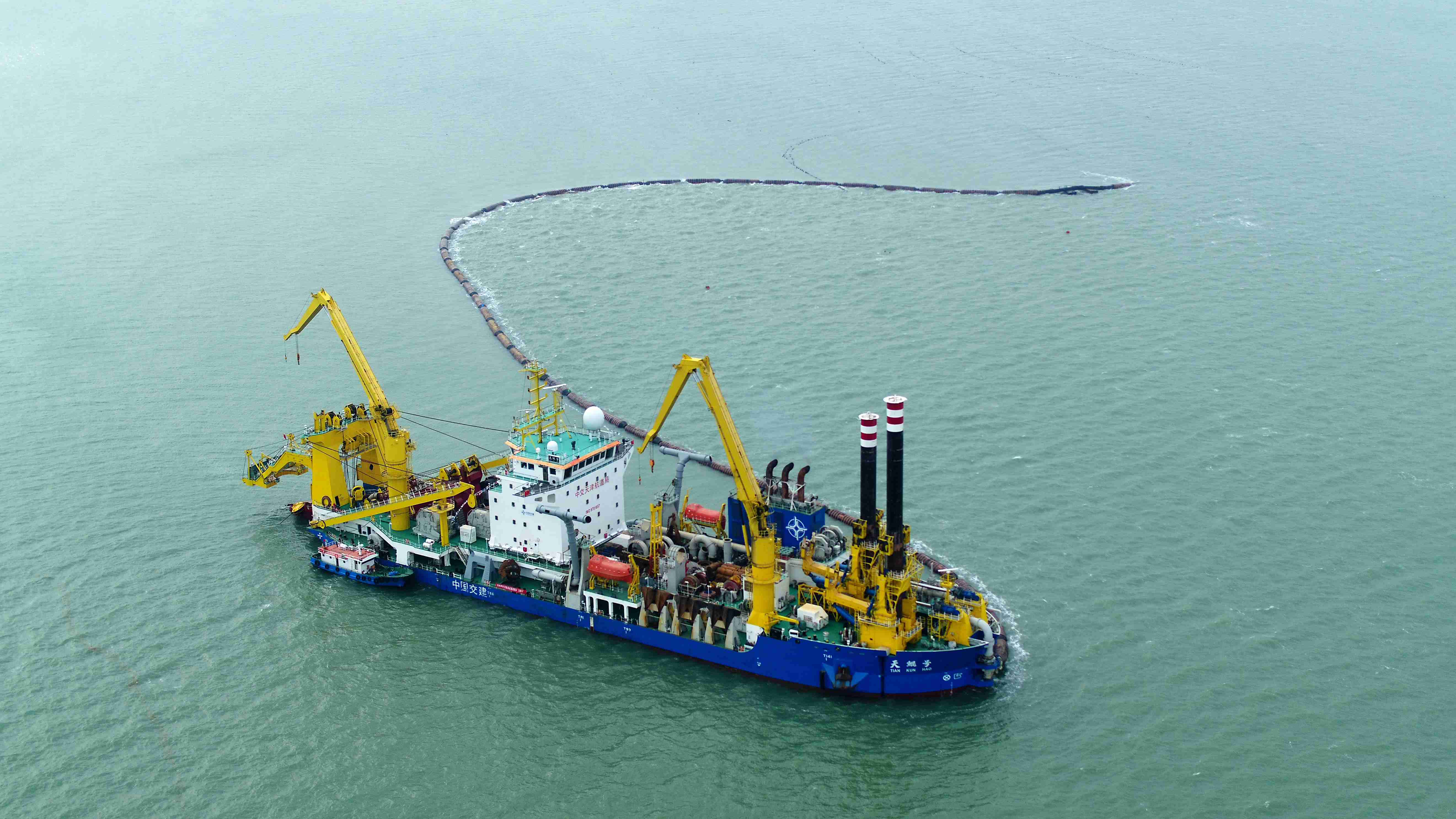 被称为国之重器的亚洲最大自航绞吸船天鲲号承担工程施工,这是天