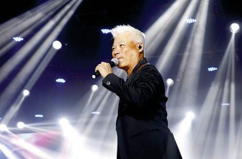 63岁巫启贤两个女儿近照曝光,姐妹俩都很漂亮,网友喊"岳父"