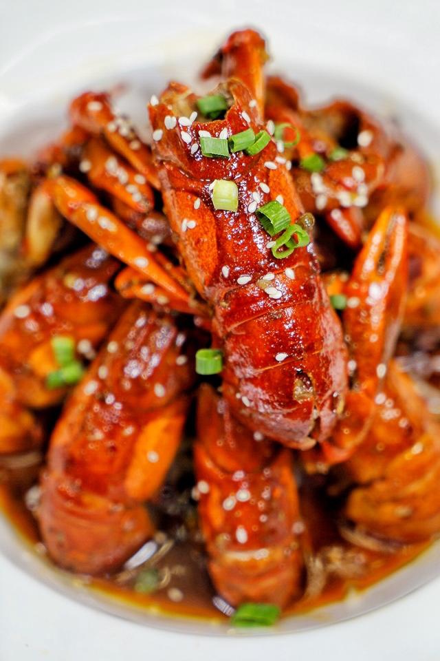 清远鸡的嫩滑与小龙虾的鲜味水乳交融,些许秘制辣酱渲染,好吃到咬舌.