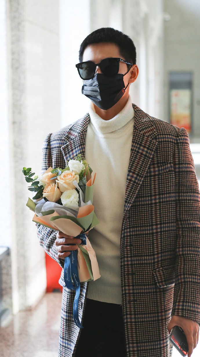 杨洋现身敦煌机场 炸山哥哥出山了