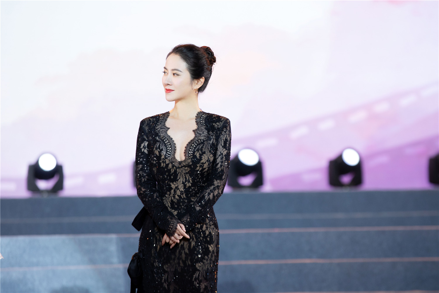 叶璇亮相巫山神女杯艺术电影周闭幕式,优雅黑裙尽显独特魅力
