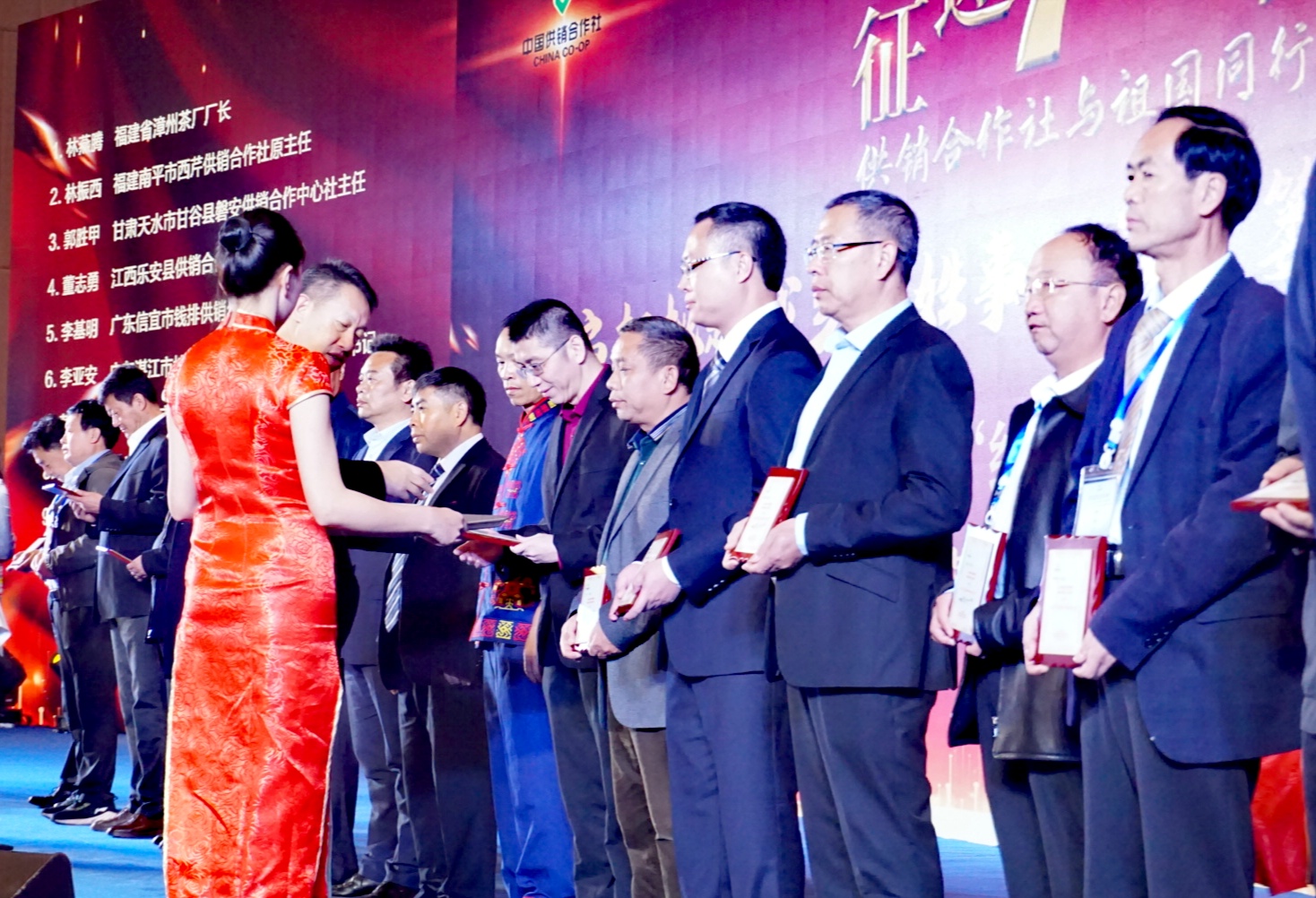 靖宇县供销合作社主任王殿波等三人获得"红背篓精神